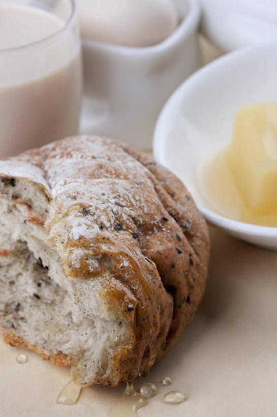 面包,蜂蜜,奶酪,牛奶,无人,白色背景,早餐,静物,玻璃,材料,鸡蛋,美味,食品,案板,杯,主食,饮食,白色,干果,摄影,多样,长面包,奶制品,清新,健康食物,玻璃杯,彩图,影棚拍摄