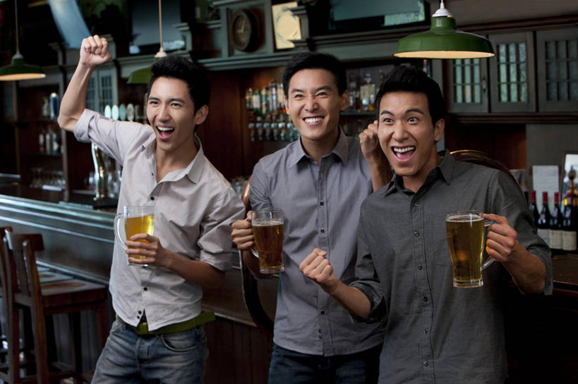 啤酒,东方人,成年人,三个人,酒吧,站,举,横图,室内,正面,衬衫,聚会,夜生活,快乐,满意,兴奋,友谊,幸福,运动,吧台,北京,中国,喝,连接,欢呼,并排,木制,聚餐,伏特加,酒类,首都,拿着,牛仔裤,休闲装,饮食,刺激,酒,饮料,啤酒杯,托,张嘴,乐趣,摄影,生活方式,观看,支撑,专心,享乐,肖像,张大嘴巴,东亚,团结,男人,男性,年轻男性,亚洲人,中国人,年轻人,拳头,玻璃杯,张开嘴,休闲活动,举起,举手,举着,向上举,向上伸,向上托,半身,彩图,欢乐,酒馆