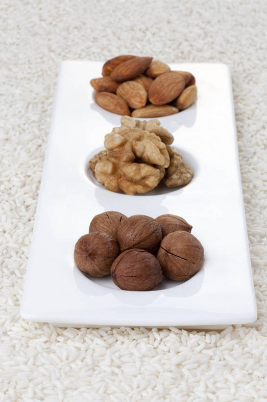 无人,竖图,白色背景,杏仁,静物,白米,谷物,食品,米,饮食,白色,盘子,摄影,影棚,堆,摄影棚,榛子,健康食物,胡桃,彩图,影棚拍摄,拍摄,坚果壳