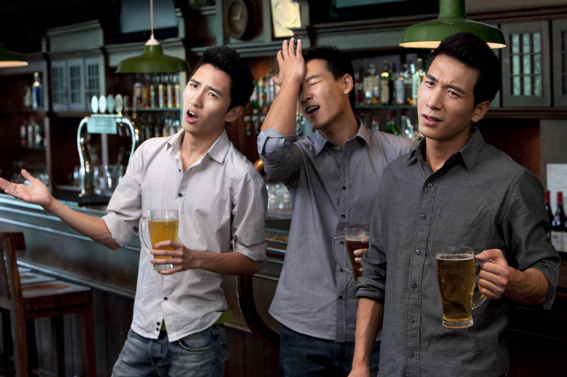 啤酒,东方人,成年人,三个人,酒吧,站,举,横图,室内,正面,衬衫,聚会,夜生活,友谊,热情,运动,吧台,北京,中国,喝,连接,欢呼,并排,木制,聚餐,伏特加,酒类,首都,拿着,牛仔裤,休闲装,饮食,酒,饮料,啤酒杯,手势,托,摄影,生活方式,观看,失望,支撑,专心,肖像,东亚,悲哀,团结,男人,男性,年轻男性,亚洲人,中国人,年轻人,玻璃杯,休闲活动,举起,举手,举着,向上举,向上伸,向上托,半身,彩图,酒馆,打手势