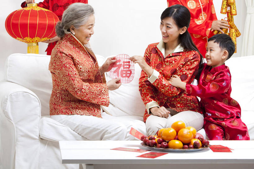 东方人,儿童,老年人,三个人,家庭,母亲,祖父母,祖母,坐,笑,微笑,露齿笑,横图,室内,白天,正面,聚会,快乐,满意,兴奋,探险,纯洁,运气,信心,沙发,水果,中国,春节,亚洲,连接,欢呼,庆祝,装饰,并排,丝绸,纸,食品,拿着,刺激,竹签,小孩,红色,剪纸,社区,看,靠,靠着,舒服,温暖,温馨,一家人,面对面,橙色,汉字,可爱,童年,童趣,搭,协助,和睦,创造力,起居室,舒适,享乐,愉悦,搭着,关爱,近景,中国文化,占卜,出示,童真,东亚,烂漫,无邪,抽签,繁荣,元旦,想法,美术工艺,天真,老年女性,男孩,男性,年轻女性,女人,女性,亚洲人,中国人,孩子,年轻人,张开手臂,彩图,爱,欢乐,唐装,融洽,传统文化,问卜,签条,挨着,传统节日