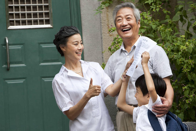 东方人,儿童,中年人,老年人,三个人,祖父母,祖母,祖父,学生,笑,微笑,露齿笑,横图,竖图,室外,白天,正面,快乐,纯洁,智慧,骄傲,成功,信心,中国,亚洲,突出,书包,纸,房屋,公寓,门口,教育,称赞,表扬,小孩,社区,夏天,手势,校服,可爱,竖,童年,童趣,搭,生活方式,翘,高,住房,夸奖,优秀,早晨,成就,搭着,关爱,近景,童真,东亚,烂漫,无邪,成绩单,背包客,好,妙,顺利,出色,超群,杰出,卓越,奇妙,北京市,聪明,天真,老年男性,老年女性,男孩,男人,男性,女人,女性,亚洲人,中国人,孩子,大拇指,孙子,彩图,爱,居住区,打手势,小学生