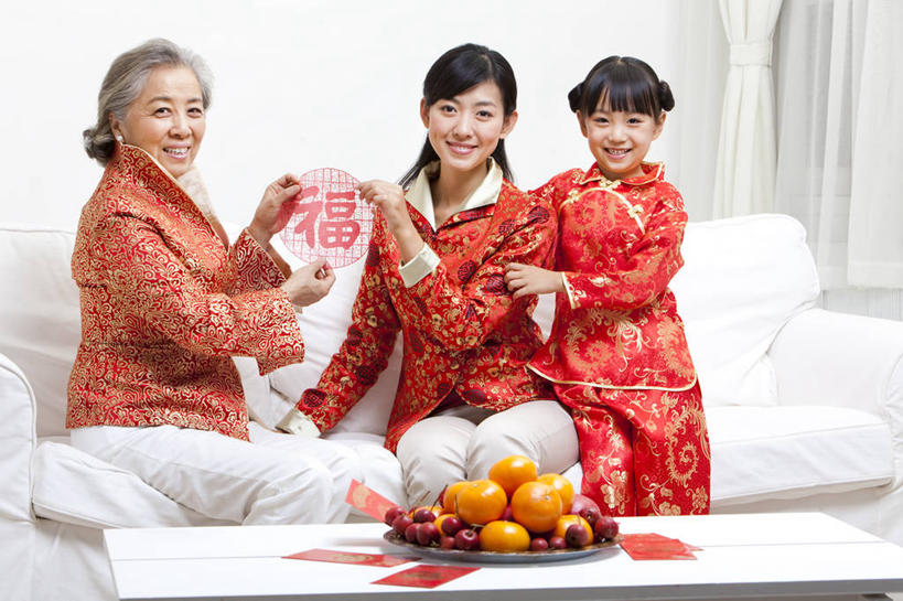东方人,儿童,老年人,三个人,家庭,母亲,祖父母,祖母,坐,笑,微笑,露齿笑,横图,室内,白天,正面,聚会,生日,快乐,满意,纯洁,运气,沙发,水果,中国,春节,亚洲,连接,庆祝,装饰,并排,丝绸,纸,食品,拿着,竹签,小孩,红色,剪纸,社区,靠,靠着,温暖,温馨,一家人,面对面,橙色,汉字,可爱,童年,童趣,搭,协助,和睦,起居室,享乐,愉悦,搭着,关爱,近景,中国文化,占卜,出示,童真,东亚,烂漫,无邪,抽签,繁荣,元旦,想法,美术工艺,天真,老年女性,年轻女性,女孩,女人,女性,亚洲人,中国人,孩子,年轻人,张开手臂,彩图,爱,欢乐,唐装,融洽,传统文化,问卜,签条,传统节日
