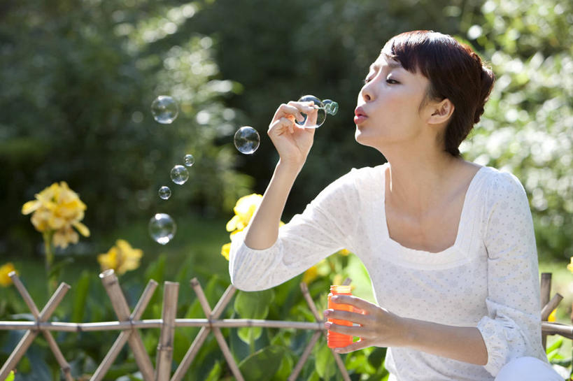 东方人,一个人,横图,室外,白天,正面,快乐,中国,亚洲,仅一个年轻女性,仅一个女性,仅一个人,休闲装,商贩,吹泡泡,吹气,花,停车,白色,泡泡,夏天,宁静,东亚,北京市,无忧无虑,年轻女性,女人,女性,亚洲人,中国人,年轻人,商人,半身,彩图