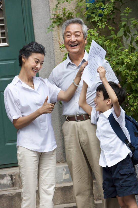 东方人,儿童,中年人,老年人,三个人,祖母,祖父,学生,笑,微笑,露齿笑,竖图,室外,白天,正面,快乐,纯洁,智慧,骄傲,成功,信心,亚洲,突出,书包,纸,房屋,公寓,门口,教育,称赞,表扬,小孩,社区,夏天,手势,校服,可爱,竖,童年,童趣,搭,生活方式,翘,高,住房,夸奖,优秀,早晨,成就,搭着,关爱,近景,童真,东亚,烂漫,无邪,成绩单,背包客,好,妙,顺利,出色,超群,杰出,卓越,奇妙,北京市,聪明,天真,老年男性,老年女性,男孩,男人,男性,女人,女性,亚洲人,中国人,孩子,大拇指,孙子,彩图,爱,居住区,打手势,小学生