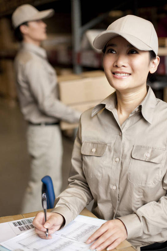 东方人,中年人,两个人,站,微笑,竖图,室内,正面,制服,商务,北京,中国,亚洲,写,工作,棒球帽,商品,纸箱,仓库,水笔,盒子,工人,向上看,职业,服务,工业,运输,摄影,组织,运送,肖像,东亚,物流,男人,女人,中年男性,中年女性,亚洲人,中国人,员工,半身,彩图,匠人,劳动者,体力工,检查表