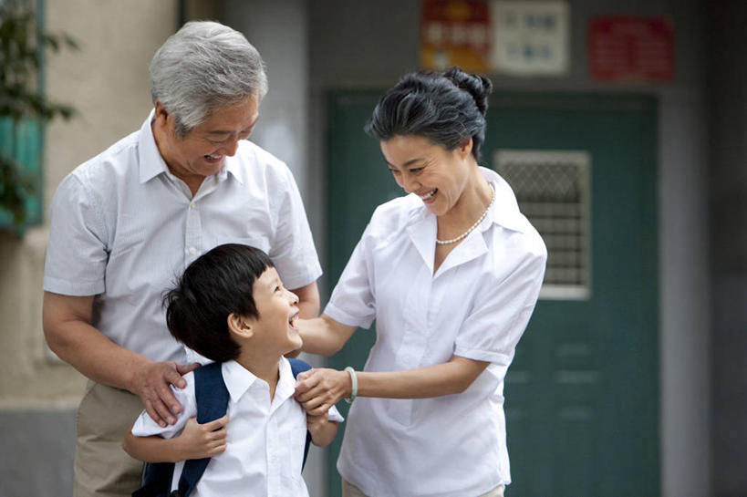 东方人,儿童,中年人,老年人,三个人,家庭,儿子,祖父母,祖母,祖父,站,笑,微笑,露齿笑,横图,室外,正面,快乐,幸福,纯洁,道路,路,公路,北京,中国,亚洲,连接,并排,交通,联系,注视,休闲装,小孩,观察,看,向上看,张嘴,面对面,校服,可爱,童年,童趣,搭,摄影,观看,察看,知识,享乐,搭着,关爱,关注,张大嘴巴,童真,渴望,东亚,烂漫,无邪,背包客,天真,老年男性,老年女性,男孩,男人,男性,女人,亚洲人,中国人,孩子,孙子,马路,张开嘴,手牵手,半身,彩图,爱,欢乐,男生,挨着