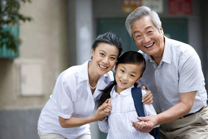 东方人,儿童,中年人,老年人,三个人,家庭,祖父母,祖母,祖父,站,笑,微笑,露齿笑,横图,室外,正面,快乐,幸福,纯洁,道路,路,公路,北京,中国,亚洲,连接,交通,联系,休闲装,小孩,校服,可爱,童年,童趣,摄影,知识,享乐,关爱,童真,渴望,东亚,烂漫,无邪,背包客,天真,老年男性,老年女性,男人,男性,女孩,女人,亚洲人,中国人,孩子,孙女,马路,手牵手,半身,彩图,爱,欢乐,女生,挨着