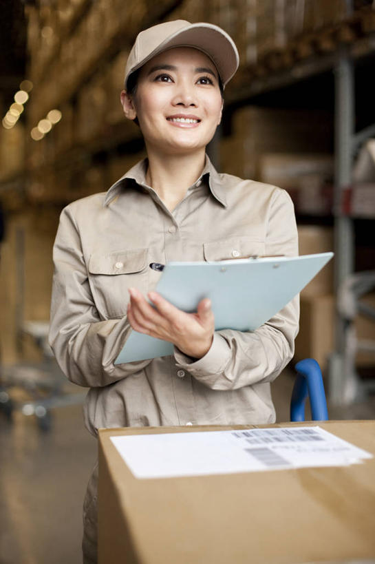 东方人,中年人,一个人,站,微笑,竖图,室内,正面,制服,商务,北京,中国,亚洲,写,棒球帽,商品,纸箱,仓库,盒子,工人,向上看,职业,工业,运输,摄影,写字板,组织,肖像,东亚,物流,女人,中年女性,亚洲人,中国人,员工,半身,彩图,匠人,劳动者,体力工,检查表