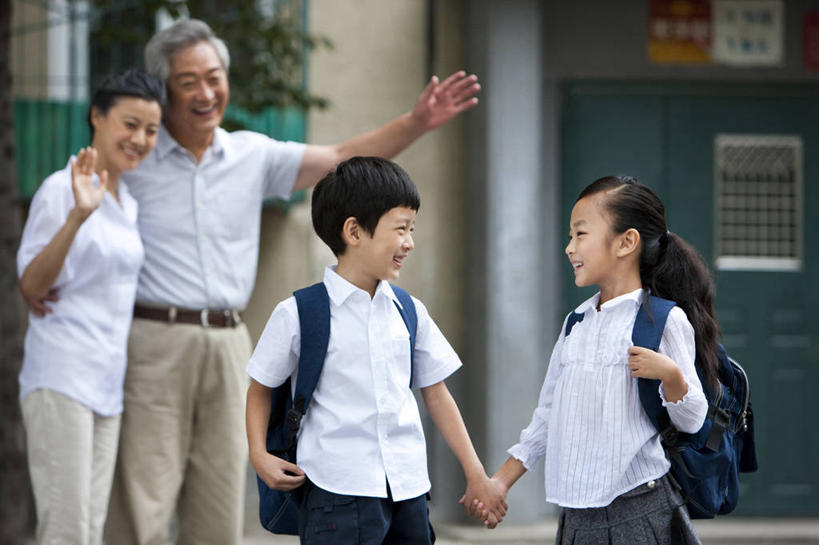 东方人,儿童,中年人,老年人,四个人,家庭,兄弟,姐妹,祖父母,祖母,祖父,站,微笑,横图,室外,正面,快乐,幸福,纯洁,道路,路,公路,北京,中国,亚洲,连接,交通,教育,联系,挥手,休闲装,小孩,面对面,校服,可爱,童年,童趣,搭,摄影,知识,享乐,搭着,关爱,童真,渴望,东亚,烂漫,无邪,背包客,天真,老年男性,老年女性,男人,男性,女孩,女人,亚洲人,中国人,孩子,孙女,孙子,马路,手牵手,半身,彩图,爱,欢乐,男生,女生,挨着