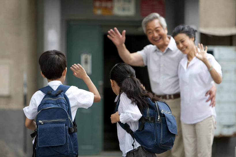 东方人,儿童,中年人,老年人,四个人,家庭,兄弟,姐妹,祖父母,祖母,祖父,站,微笑,横图,室外,快乐,幸福,纯洁,道路,路,公路,北京,中国,亚洲,连接,交通,教育,联系,挥手,休闲装,小孩,背面,校服,可爱,童年,童趣,搭,摄影,知识,享乐,搭着,关爱,童真,渴望,东亚,烂漫,无邪,背包客,天真,老年男性,老年女性,男人,男性,女孩,女人,亚洲人,中国人,孩子,孙女,孙子,马路,半身,彩图,爱,欢乐,男生,女生,挨着