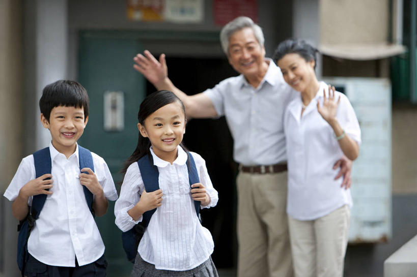 东方人,儿童,中年人,老年人,四个人,家庭,兄弟,姐妹,祖父母,祖母,祖父,站,微笑,横图,室外,正面,快乐,幸福,纯洁,道路,路,公路,北京,中国,亚洲,连接,交通,教育,联系,挥手,休闲装,小孩,校服,可爱,童年,童趣,搭,摄影,知识,享乐,搭着,关爱,童真,渴望,东亚,烂漫,无邪,背包客,天真,老年男性,老年女性,男人,男性,女孩,女人,亚洲人,中国人,孩子,孙女,孙子,马路,半身,彩图,爱,欢乐,男生,女生,挨着