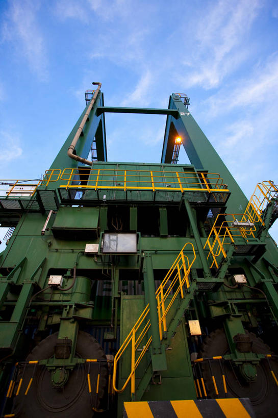 无人,码头,竖图,室外,白天,仰视,建筑业,技术,楼梯,港口,中国,亚洲,出口,金属,现代,台阶,车轮,工业,运输,摄影,效率,货运,东亚,物流,天津市,彩图,低角度拍摄,摆渡口,埠头,渡口,渡头,港湾,海港,货运码头,口岸,商港,海上运输,工业机械