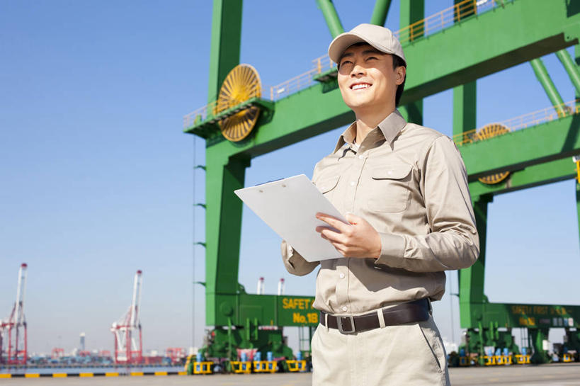 东方人,中年人,一个人,码头,站,微笑,横图,室外,白天,留白,制服,商务,满意,技术,港口,建筑,中国,亚洲,出口,工作,拿着,设备,现代,施工,工人,交通工具,职业,机械,起重机,工业,运输,摄影,写字板,工程,效率,货运,载具,东亚,物流,天津市,工作车,施工车,亚洲人,中国人,员工,半身,彩图,摆渡口,埠头,渡口,渡头,港湾,海港,货运码头,口岸,商港,匠人,劳动者,体力工,工人阶级,海上运输