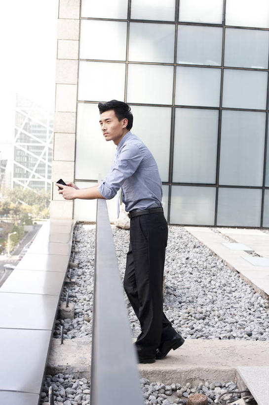 东方人,一个人,商务人士,商务男性,办公室,栏杆,站,竖图,白天,侧面,衬衫,商务,阳台,北京,中国,亚洲,套装,靠,靠着,思考,办公大楼,想,摄影,专心,商务装,工薪阶层,东亚,男人,年轻男性,亚洲人,中国人,年轻人,白领,上班族,彩图,衬衣