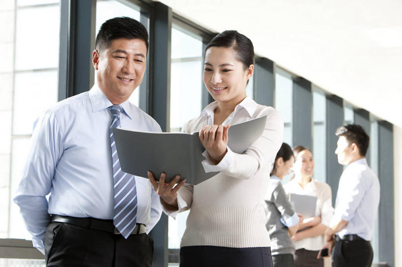 东方人,中年人,老年人,两个人,商务人士,商务男性,商务女性,办公室,站,微笑,横图,室内,仰视,衬衫,商务,讨论,通讯,合作,北京,中国,亚洲,套装,工作,文件,方向,办公大楼,摄影,权威,领导,经理,运送,出示,商务装,工薪阶层,东亚,计划书,策略,把握,老年男性,男人,年轻女性,女人,亚洲人,中国人,年轻人,白领,上班族,半身,彩图,低角度拍摄,衬衣,首席执行官,掌控,财务报告,进度报告