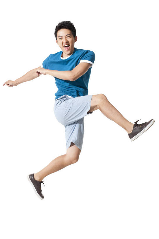 东方人,一个人,坐,跳,微笑,竖图,白色背景,正面,快乐,兴奋,中国,亚洲,半空,T恤,休闲装,刺激,休闲,享乐,愉悦,东亚,年轻男性,亚洲人,中国人,年轻人,彩图,影棚拍摄