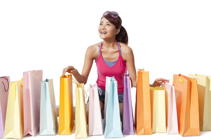 东方人,一个人,微笑,横图,白色背景,正面,快乐,消费,中国,亚洲,购物袋,休闲装,夏天,零售,享乐,愉悦,东亚,年轻女性,亚洲人,中国人,年轻人,彩图,影棚拍摄,购物狂