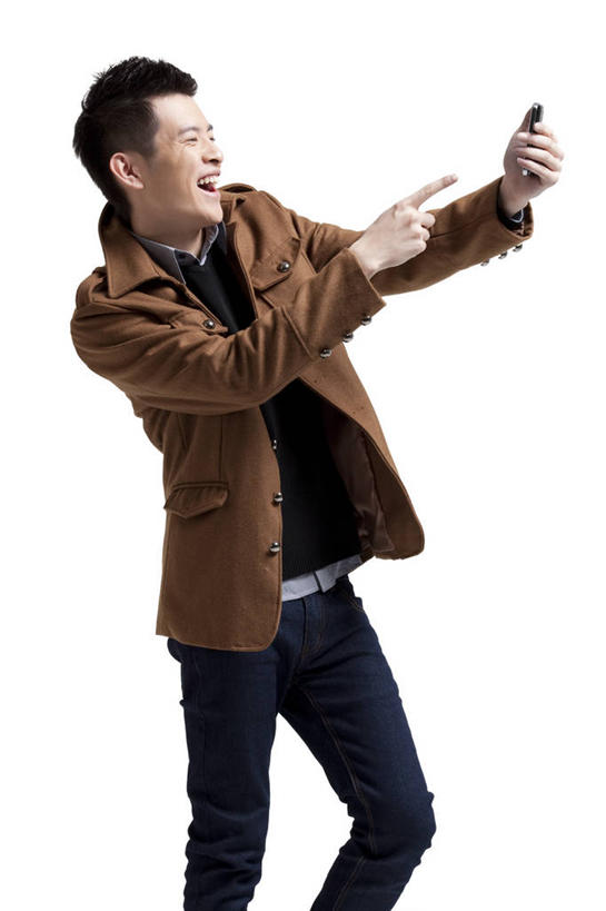 东方人,成年人,一个人,举,笑,微笑,露齿笑,竖图,白色背景,侧面,时尚,快乐,通讯,兴奋,信心,互联网,技术,手机,中国,亚洲,仅一个男性,仅一个人,拿着,牛仔裤,休闲装,刺激,仅一个年轻男性,手势,休闲,舒服,活力,生活方式,惊奇,幽默,便利,酷,享乐,愉悦,近景,发短信,瞄准,下载,网上冲浪,智能手机,东亚,无线电技术,无忧无虑,男人,男性,年轻男性,亚洲人,中国人,年轻人,秋天,彩图,影棚拍摄,欢乐,打手势,态度