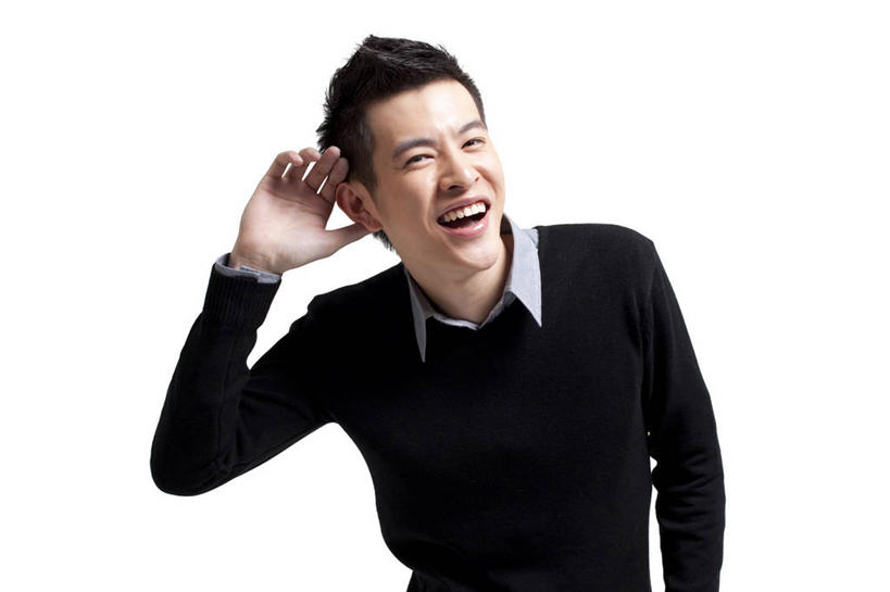 东方人,成年人,一个人,站,微笑,横图,白色背景,正面,时尚,快乐,信心,中国,亚洲,仅一个男性,仅一个人,听,休闲装,仅一个年轻男性,手势,休闲,舒服,遮,遮掩,生活方式,掩盖,酷,遮挡,东亚,遮盖,掩饰,男人,男性,年轻男性,亚洲人,中国人,年轻人,秋天,捧着,半身,彩图,影棚拍摄,打手势,捂住,感知,好消息,态度