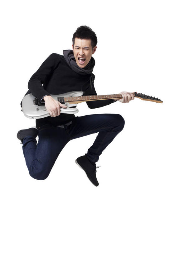 东方人,成年人,一个人,跳,笑,微笑,露齿笑,竖图,白色背景,正面,时尚,快乐,兴奋,信心,中国,亚洲,仅一个男性,仅一个人,电吉他,吉他,半空,音乐,弹奏,拿着,牛仔裤,休闲装,刺激,仅一个年轻男性,围巾,张嘴,休闲,活力,生活方式,酷,愉悦,吉他手,张大嘴巴,东亚,摇滚乐,男人,男性,年轻男性,亚洲人,中国人,年轻人,秋天,张开嘴,彩图,影棚拍摄,摇摆舞,态度