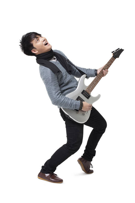 东方人,成年人,一个人,站,微笑,竖图,白色背景,正面,仰视,时尚,快乐,兴奋,信心,中国,亚洲,仅一个男性,仅一个人,电吉他,吉他,音乐,弹奏,拿着,牛仔裤,休闲装,刺激,仅一个年轻男性,围巾,张嘴,休闲,活力,生活方式,酷,愉悦,吉他手,张大嘴巴,东亚,摇滚乐,男人,男性,年轻男性,亚洲人,中国人,年轻人,秋天,张开嘴,彩图,低角度拍摄,影棚拍摄,摇摆舞,态度