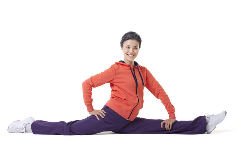 东方人,成年人,中年人,老年人,一个人,横图,白色背景,正面,运动服,快乐,中国,亚洲,伸展,劈腿,享乐,弹性,东亚,老年女性,女人,女性,亚洲人,中国人,彩图,影棚拍摄