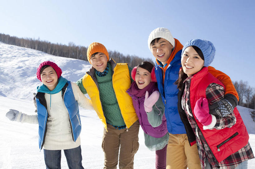 东方人,成年人,笑,微笑,露齿笑,横图,竖图,室外,白天,正面,旅游,度假,快乐,友谊,纯洁,美景,雪,帽子,中国,亚洲,五个人,景观,冬天,挥手,休闲装,娱乐,蓝色,天空,自然,社区,享受,休闲,景色,放松,寒冷,可爱,童年,童趣,搭,汗衫,马甲,享乐,愉悦,搭着,近景,自然风光,童真,东亚,烂漫,无邪,万里无云,编织帽,河北省,集体照,天真,年轻男性,年轻女性,亚洲人,中国人,年轻人,彩图