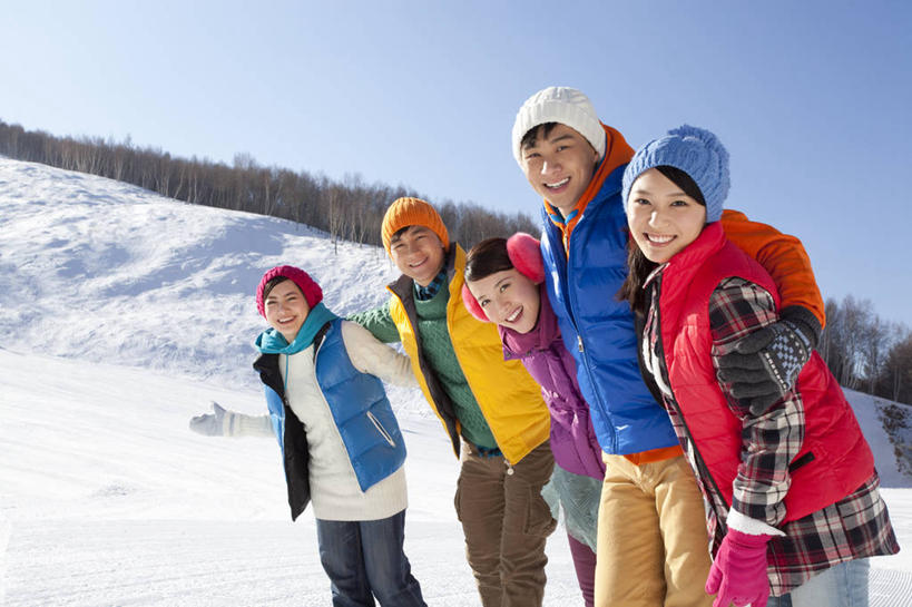 东方人,成年人,笑,微笑,露齿笑,横图,竖图,室外,白天,留白,正面,旅游,度假,快乐,友谊,纯洁,美景,雪,帽子,中国,亚洲,五个人,景观,冬天,挥手,休闲装,娱乐,蓝色,天空,自然,社区,享受,休闲,景色,放松,寒冷,可爱,童年,童趣,搭,汗衫,马甲,享乐,愉悦,搭着,近景,自然风光,童真,东亚,烂漫,无邪,万里无云,编织帽,河北省,集体照,天真,年轻男性,年轻女性,亚洲人,中国人,年轻人,彩图