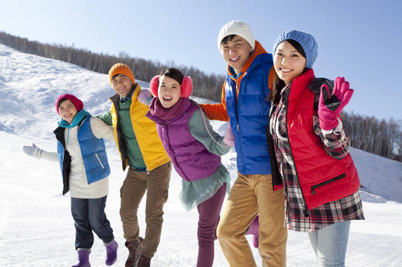 东方人,成年人,笑,微笑,露齿笑,横图,室外,白天,正面,旅游,度假,快乐,友谊,纯洁,美景,雪,帽子,中国,亚洲,五个人,景观,冬天,挥手,休闲装,娱乐,蓝色,天空,自然,社区,享受,休闲,景色,放松,寒冷,可爱,童年,童趣,搭,汗衫,马甲,享乐,愉悦,搭着,近景,自然风光,童真,东亚,烂漫,无邪,万里无云,编织帽,河北省,集体照,天真,年轻男性,年轻女性,亚洲人,中国人,年轻人,彩图