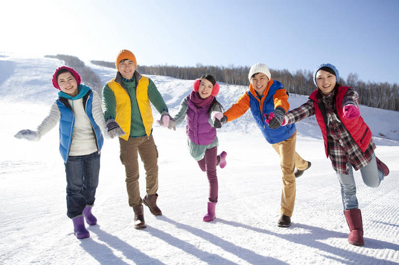 东方人,成年人,笑,微笑,露齿笑,横图,竖图,室外,白天,正面,旅游,度假,快乐,友谊,纯洁,美景,雪,帽子,中国,亚洲,五个人,景观,冬天,休闲装,娱乐,蓝色,天空,自然,社区,享受,休闲,景色,放松,寒冷,可爱,童年,童趣,汗衫,马甲,享乐,愉悦,自然风光,童真,东亚,烂漫,无邪,万里无云,编织帽,河北省,集体照,天真,年轻男性,年轻女性,亚洲人,中国人,年轻人,手牵手,彩图