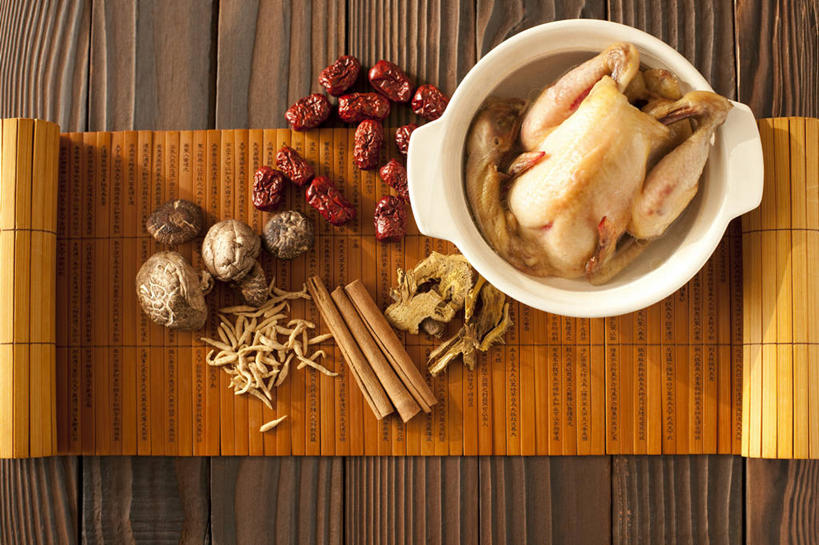 无人,横图,俯视,桌子,鸡,静物,中国,亚洲,完整,炖锅,蘑菇,鸡肉,汤,美味,食品,营养,传统,饮食,家禽,饮料,摄影,竹简,膳食,中国文化,营养品,中医,东亚,白肉,主菜,鸡汤,东亚文化,健康食物,彩图,高角度拍摄,传统文化
