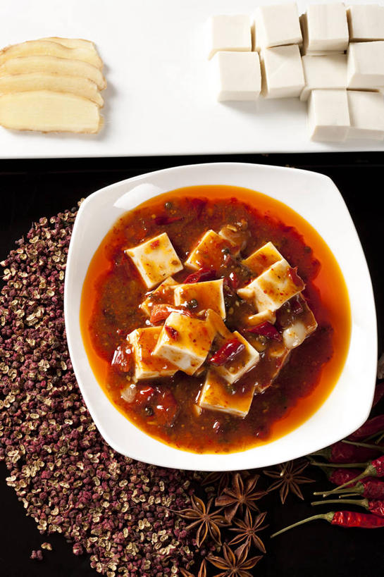 豆腐,无人,竖图,俯视,辣椒,静物,中国,亚洲,黑色背景,美味,食品,传统,麻婆豆腐,饮食,盘子,摄影,膳食,中国文化,东亚,主菜,四川菜,彩图,高角度拍摄,传统文化,麻椒,成分