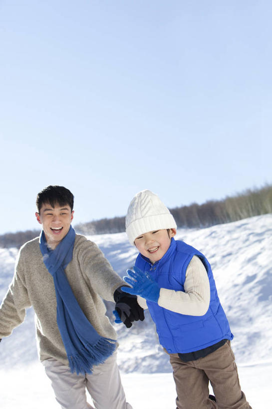 东方人,儿童,两个人,家庭,父亲,儿子,跑,笑,微笑,露齿笑,竖图,室外,白天,快乐,幸福,纯洁,帽子,中国,亚洲,冬天,拿着,休闲装,小孩,蓝色,天空,围巾,父子,寒冷,可爱,乐趣,童年,童趣,摄影,享乐,童真,东亚,烂漫,无邪,万里无云,编织帽,河北省,天真,男孩,男人,男性,亚洲人,中国人,孩子,年轻人,步行,手牵手,彩图,爱