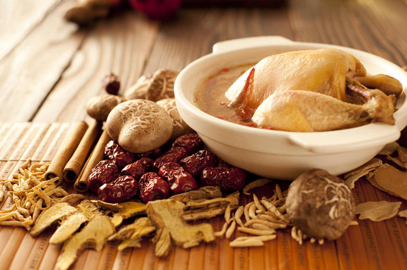 无人,横图,俯视,桌子,鸡,静物,中国,亚洲,完整,炖锅,蘑菇,鸡肉,汤,美味,食品,营养,传统,饮食,家禽,饮料,摄影,竹简,膳食,中国文化,营养品,中医,东亚,白肉,主菜,鸡汤,东亚文化,健康食物,彩图,高角度拍摄,传统文化