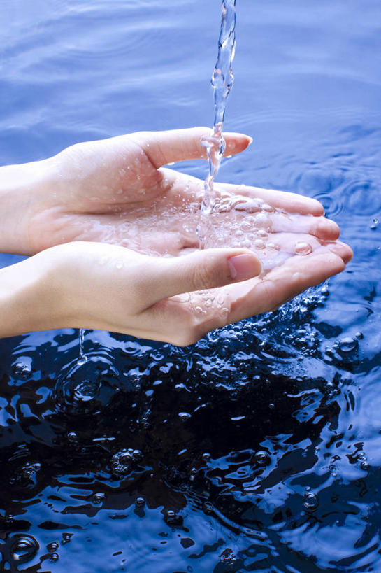 一个人,竖图,特写,水,倒,流水,干净,纯净水,摄影,流动,接,清新,纯净,亚洲人,中国人,捧着,彩图