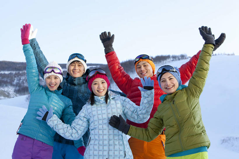 东方人,成年人,笑,微笑,露齿笑,横图,室外,白天,旅游,度假,快乐,兴奋,友谊,幸福,纯洁,美景,雪,帽子,中国,亚洲,五个人,庆祝,景观,冬天,娱乐,刺激,蓝色,天空,自然,享受,休闲,滑雪场,景色,放松,寒冷,可爱,乐趣,童年,童趣,摄影,享乐,自然风光,滑雪镜,肖像,童真,东亚,烂漫,无邪,万里无云,编织帽,河北省,集体照,天真,年轻男性,年轻女性,亚洲人,中国人,年轻人,彩图,欢乐