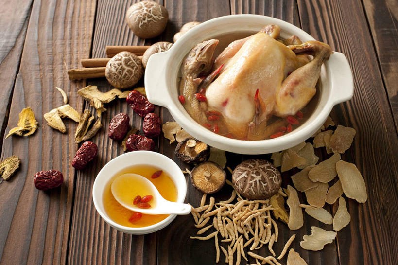 无人,横图,俯视,桌子,鸡,静物,中国,亚洲,完整,炖锅,蘑菇,鸡肉,汤,美味,食品,营养,传统,饮食,家禽,饮料,汤匙,碗,摄影,竹简,枸杞,膳食,中国文化,营养品,中医,东亚,白肉,主菜,肉汤,鸡汤,东亚文化,健康食物,彩图,高角度拍摄,传统文化