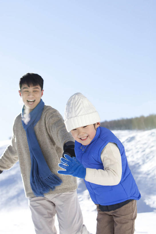 东方人,儿童,两个人,家庭,父亲,儿子,跑,笑,微笑,露齿笑,竖图,室外,白天,快乐,幸福,纯洁,帽子,中国,亚洲,冬天,拿着,休闲装,小孩,蓝色,天空,围巾,父子,寒冷,可爱,乐趣,童年,童趣,摄影,享乐,童真,东亚,烂漫,无邪,万里无云,编织帽,河北省,天真,男孩,男人,男性,亚洲人,中国人,孩子,年轻人,步行,手牵手,彩图,爱