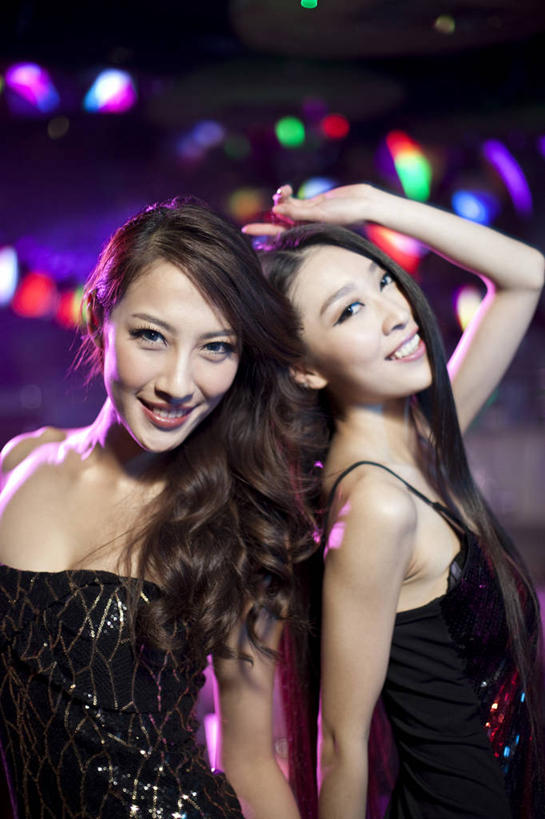 东方人,两个人,酒吧,举,笑,微笑,露齿笑,竖图,室内,正面,聚会,时尚,性感,夜生活,快乐,兴奋,幸福,热情,北京,中国,亚洲,刺激,托,活力,乐趣,短裙,摄影,舞厅,照亮,酷,享乐,肖像,夜总会,舞池,东亚,迪斯科,年轻女性,女人,亚洲人,中国人,年轻人,举起,举手,举着,向上举,向上伸,向上托,半身,彩图,欢乐,舞蹈,魅力