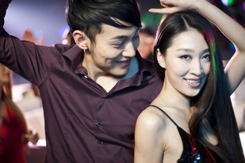 东方人,西方人,酒吧,举,笑,微笑,露齿笑,横图,室内,特写,正面,衬衫,聚会,时尚,性感,夜生活,快乐,兴奋,幸福,热情,北京,欧洲,中国,欧洲人,亚洲,刺激,托,活力,乐趣,短裙,摄影,舞厅,照亮,酷,享乐,夜总会,舞池,东亚,迪斯科,男人,年轻男性,年轻女性,女人,白种人,亚洲人,中国人,年轻人,举起,举手,举着,向上举,向上伸,向上托,半身,彩图,欢乐,舞蹈,魅力,挨着