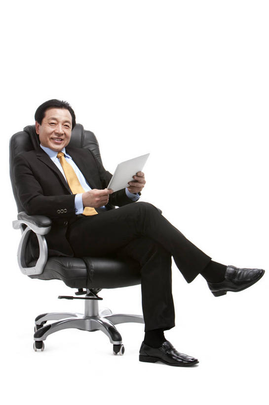 东方人,老年人,一个人,商务人士,商务男性,坐,微笑,竖图,留白,白色背景,正面,衬衫,商务,智慧,骄傲,成功,信心,椅子,中国,亚洲,仅一个男性,套装,拿着,职业,摄影,主席,影棚,办公椅,领导,经理,摄影棚,肖像,老板椅,商务装,工薪阶层,平板电脑,东亚,把握,老年男性,男人,男性,亚洲人,中国人,白领,上班族,彩图,影棚拍摄,衬衣,拍摄,首席执行官,掌控