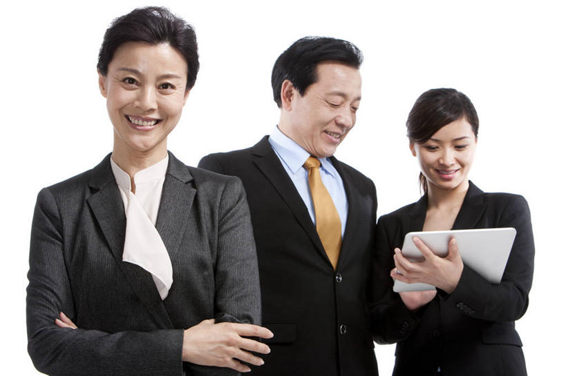 东方人,中年人,老年人,三个人,商务人士,商务男性,商务女性,站,双手交叉,微笑,横图,留白,白色背景,正面,衬衫,商务,讨论,快乐,骄傲,成功,团队,信心,中国,亚洲,仅一个男性,套装,职业,摄影,主席,影棚,领导,双手抱胸,经理,摄影棚,肖像,商务装,工薪阶层,平板电脑,东亚,把握,老年男性,老年女性,男人,男性,年轻女性,女人,亚洲人,中国人,年轻人,白领,上班族,半身,彩图,影棚拍摄,衬衣,拍摄,首席执行官,掌控