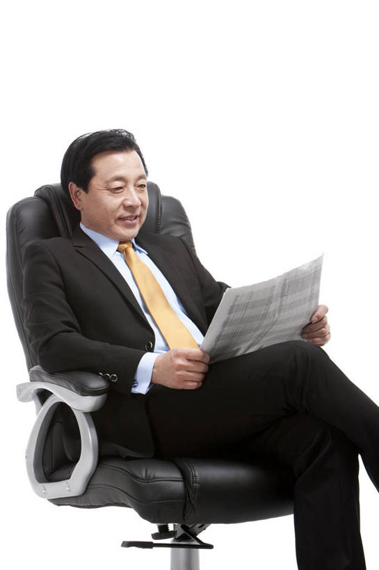 东方人,老年人,一个人,商务人士,商务男性,坐,微笑,竖图,留白,白色背景,正面,衬衫,商务,智慧,骄傲,成功,信心,报纸,椅子,中国,亚洲,仅一个男性,套装,拿着,职业,读书,摄影,主席,影棚,办公椅,领导,经理,摄影棚,肖像,老板椅,商务装,工薪阶层,东亚,把握,老年男性,男人,男性,亚洲人,中国人,白领,上班族,彩图,影棚拍摄,衬衣,拍摄,首席执行官,掌控