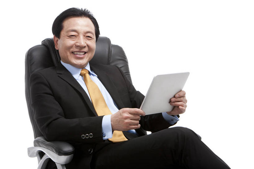东方人,老年人,一个人,商务人士,商务男性,坐,微笑,横图,留白,白色背景,正面,衬衫,商务,智慧,骄傲,成功,信心,椅子,中国,亚洲,仅一个男性,套装,拿着,职业,摄影,主席,影棚,办公椅,领导,经理,摄影棚,肖像,老板椅,商务装,工薪阶层,平板电脑,东亚,把握,老年男性,男人,男性,亚洲人,中国人,白领,上班族,彩图,影棚拍摄,衬衣,拍摄,首席执行官,掌控