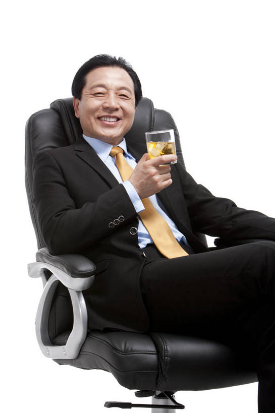 威士忌,东方人,老年人,一个人,商务人士,商务男性,坐,微笑,竖图,留白,白色背景,正面,衬衫,商务,智慧,骄傲,成功,信心,椅子,中国,亚洲,仅一个男性,套装,拿着,职业,摄影,主席,影棚,办公椅,领导,经理,摄影棚,华贵,肖像,老板椅,商务装,工薪阶层,东亚,把握,老年男性,男人,男性,亚洲人,中国人,白领,上班族,彩图,影棚拍摄,衬衣,拍摄,首席执行官,掌控