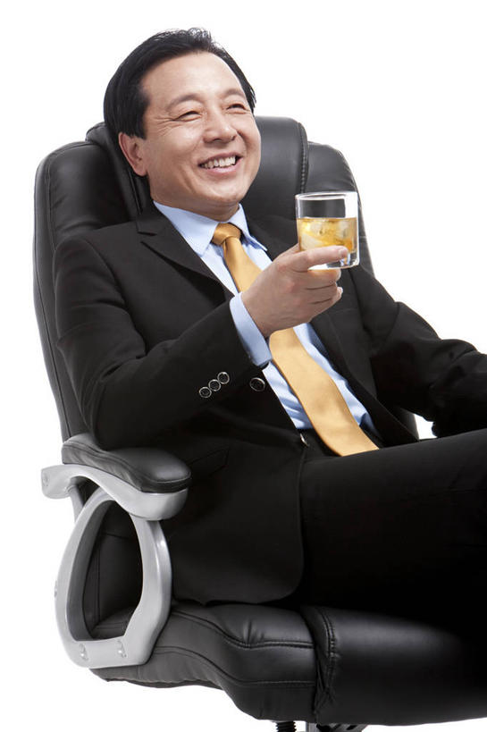 威士忌,东方人,老年人,一个人,商务人士,商务男性,坐,微笑,竖图,留白,白色背景,正面,衬衫,商务,智慧,骄傲,成功,信心,椅子,中国,亚洲,仅一个男性,套装,拿着,职业,摄影,主席,影棚,办公椅,领导,经理,摄影棚,华贵,肖像,老板椅,商务装,工薪阶层,东亚,把握,老年男性,男人,男性,亚洲人,中国人,白领,上班族,半身,彩图,影棚拍摄,衬衣,拍摄,首席执行官,掌控