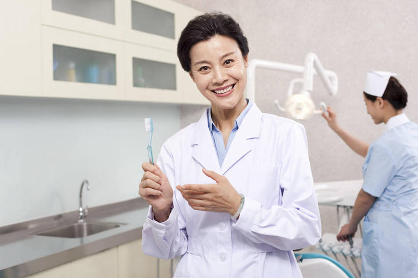 东方人,成年人,中年人,老年人,两个人,医生,医院,站,笑,微笑,露齿笑,横图,室内,白天,正面,制服,快乐,幸福,信心,椅子,北京,中国,亚洲,牙刷,拿着,干净,现代,医护人员,医疗人员,职业,摄影,权威,牙科设备,关爱,出示,医疗工具,东亚,实验服,口腔卫生,医疗机构,责任,信任,老年女性,年轻女性,亚洲人,中国人,年轻人,大夫,牙医,半身,彩图,病院,诊所,门诊部,口腔医学