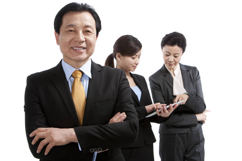 东方人,中年人,老年人,三个人,商务人士,商务男性,商务女性,站,双手交叉,微笑,横图,留白,白色背景,正面,衬衫,商务,讨论,快乐,骄傲,成功,团队,信心,中国,亚洲,仅一个男性,套装,职业,摄影,主席,影棚,领导,双手抱胸,经理,摄影棚,肖像,商务装,工薪阶层,平板电脑,东亚,把握,老年男性,老年女性,男人,男性,年轻女性,女人,亚洲人,中国人,年轻人,白领,上班族,半身,彩图,影棚拍摄,衬衣,拍摄,首席执行官,掌控