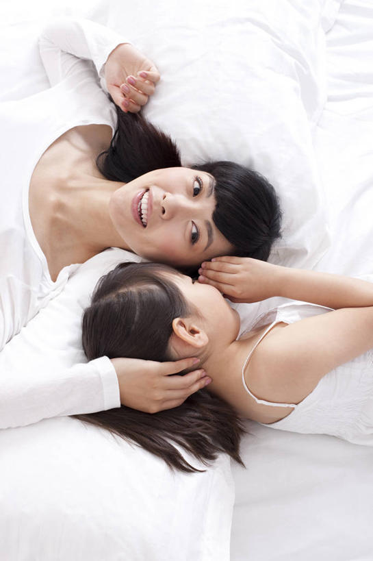 东方人,儿童,成年人,两个人,家庭,母亲,女儿,家,躺,微笑,竖图,室内,白天,快乐,满意,通讯,幸福,纯洁,神秘,床,卧室,北京,日光,中国,亚洲,连接,听,T恤,注视,休闲装,起床,小孩,白色,枕头,观察,看,休闲,温暖,温馨,母女,一家人,放松,可爱,乐趣,童年,童趣,摄影,生活方式,观看,协调,和睦,察看,享乐,简单,早晨,关爱,关注,秘密,私密,耳语,童真,东亚,烂漫,无邪,无忧无虑,天真,信任,年轻女性,女孩,女人,女性,亚洲人,中国人,孩子,年轻人,休闲活动,捧着,仰卧,半身,彩图,爱,融洽,隐秘